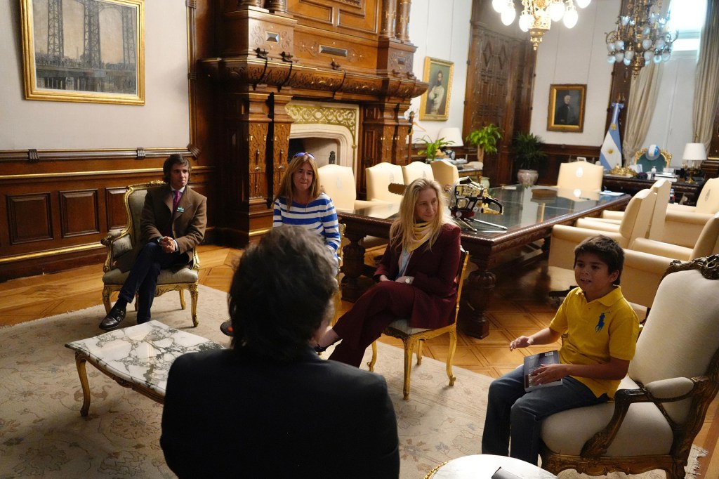 Un pequeño seguidor de Milei visitó casa rosada y cumplió su sueño de conocer al&nbsp;presidente