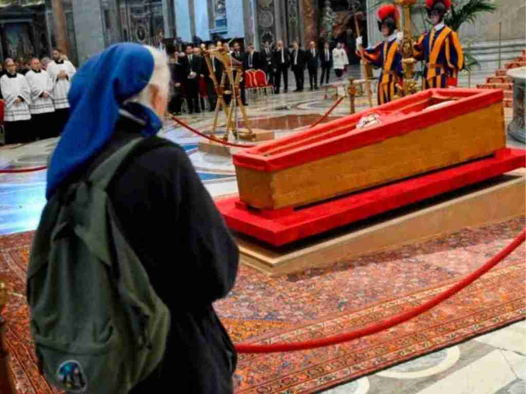 La monja que quebró el protocolo junto al ataúd de&nbsp;Francisco