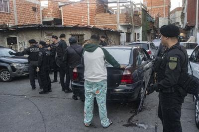 Detenidos tras quedar atrapados en el tráfico con vehículo&nbsp;robado