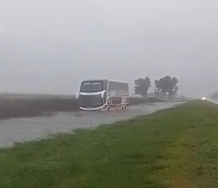 Rescatan a 40 pasajeros de micro varado en Ruta&nbsp;5
