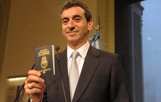 La falla en pasaportes pone en agenda la experiencia de gestión de Randazzo en Interior y&nbsp;Transporte