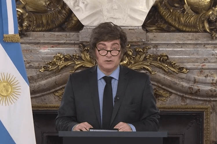 Milei redobla críticas y acusa a empresarios de “robar” con la bandera&nbsp;nacional