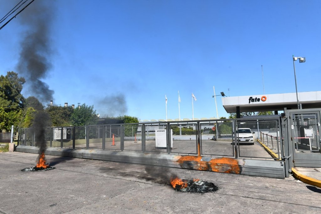 Planta cerrada y tensión en Virreyes: ordenan desalojar Fate pero frenan el&nbsp;operativo