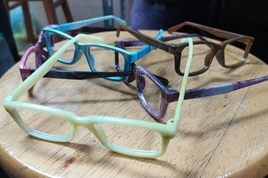 Tapitas recicladas se convierten en anteojos gratuitos para personas sin acceso a salud&nbsp;visual