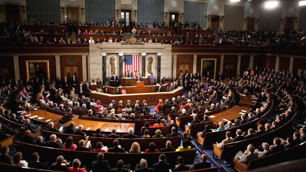 El Senado de Estados Unidos limitó la capacidad de Trump para ordenar acciones militares contra&nbsp;Irán