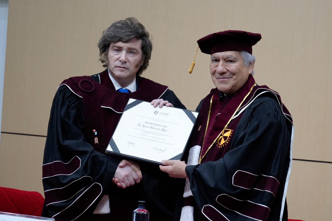 Milei recibió un Doctor Honoris Causa durante su visita oficial a Perú