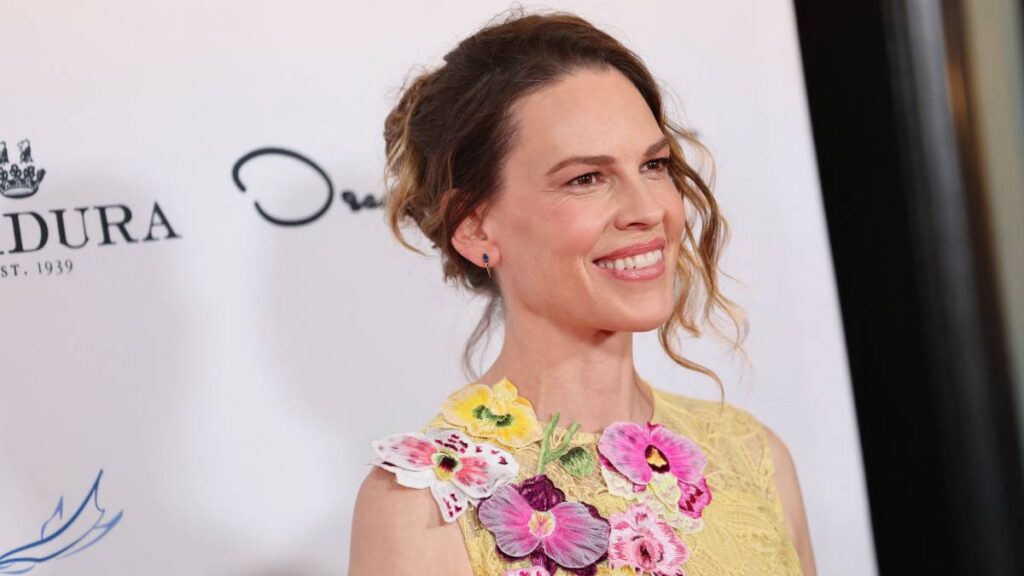 Hilary Swank espera su tercer bebé a los 52 años y lo anunció de la mejor manera
