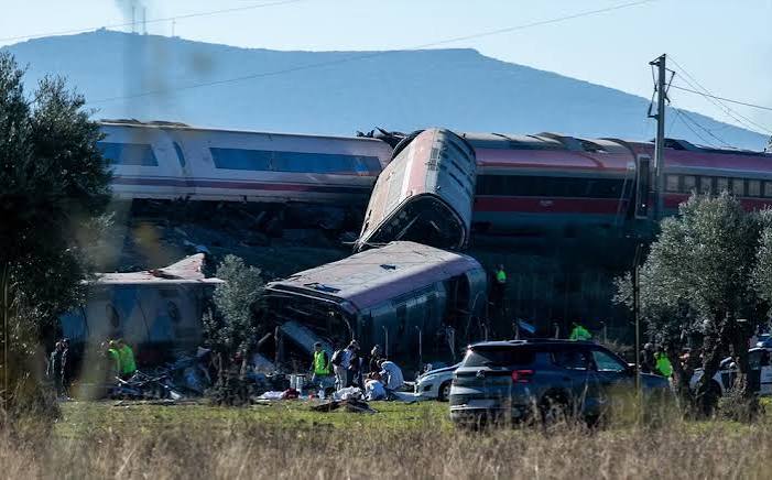 Dos trenes chocaron en Toledo y dejaron al menos 30 muertos: suspendieron el servicio ferroviario